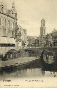 1347 Gezicht op de Oudegracht Weerdzijde te Utrecht met op de achtergrond de Domtoren.